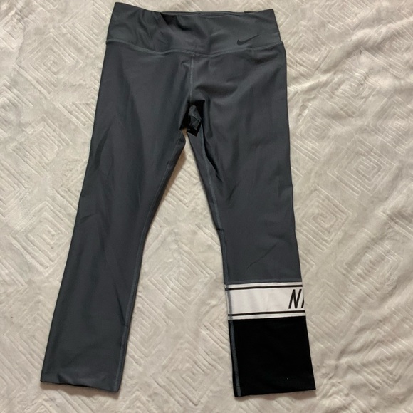 Nike Pants - Nike NWT Nike Leggings.     .67